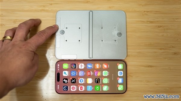 史上最贵iPhone！iPhone Fold模具上手：比iPad mini还小