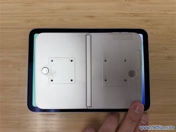 史上最贵iPhone！iPhone Fold模具上手：比iPad mini还小